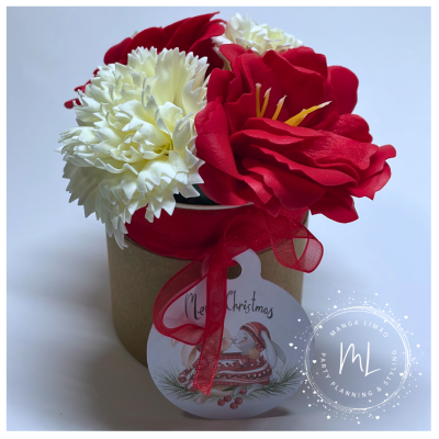 Pequeno Arranjo de Flores Vermelhas e Brancas – Lembrança Especial