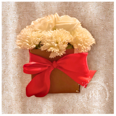 Arranjo de Flores de Sabão com 10 Flores Brancas em Base de Cartão - Oferta Exclusiva