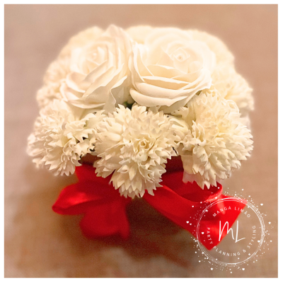 Arranjo de Flores de Sabão com 10 Flores Brancas em Base de Cartão – Oferta Exclusiva