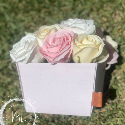 Cesto com Rosas de Sabão – Arranjo Artesanal com Rosas Brancas, Champanhe e Rosa Cesto com Rosas de Sabão – Arranjo Artesanal com Rosas Brancas, Champanhe e Rosa