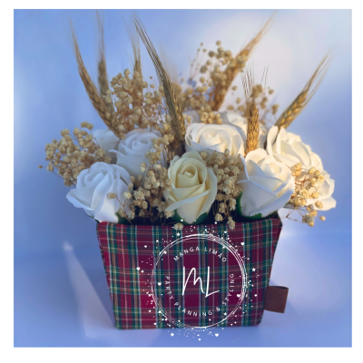 Arranjo de Flores de Sabão com Flores Secas Naturais - Cesto Artesanal com Tecido de Xadrez