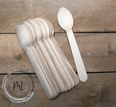 Conjunto de colheres descartáveis de madeira clara empilhadas sobre superfície de madeira com selo