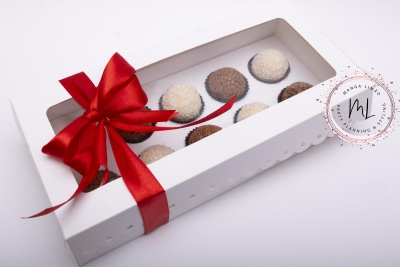 Caixa para 10 brigadeiros com laço Caixa para 10 brigadeiros com laço