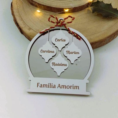 Placa decorativa branca formato globo com nomes e laço colorido