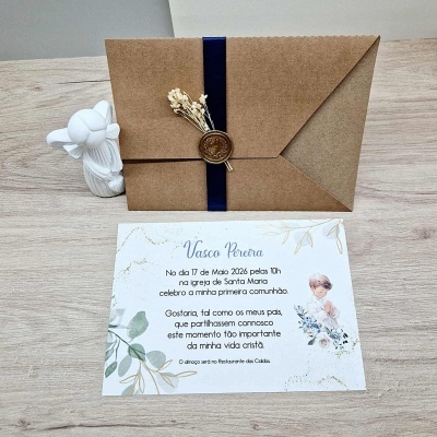 Convite de primeira comunhão com envelope castanho e selo de cera