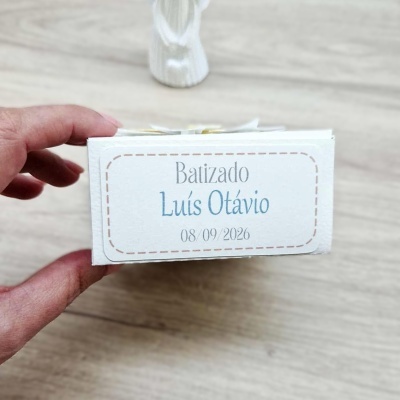 Caixa branca pequena para oferta com etiqueta personalizada para batizado
