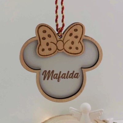 Enfeite de madeira formato Minnie Mouse com nome Mafalda e laço suspenso