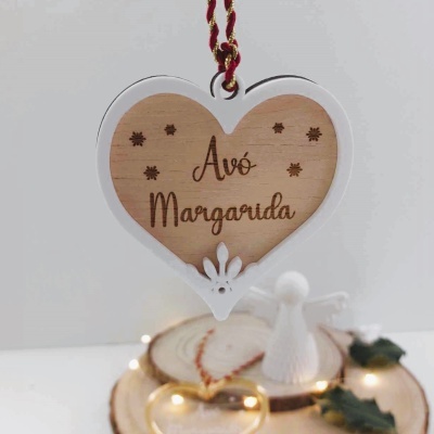 Enfeite de coração em madeira com texto Avó Margarida e detalhes brancos