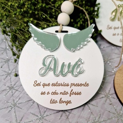 Enfeite arvore natal bola com asas e nome acrílico