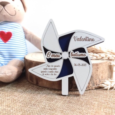 Catavento para batismo azul e branco com texto e peluche de ursinho ao lado