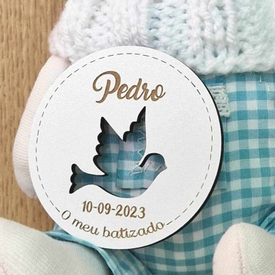 Etiqueta de batizado com texto Pedro e data 10-09-2023 em roupa azul xadrez e malha branca