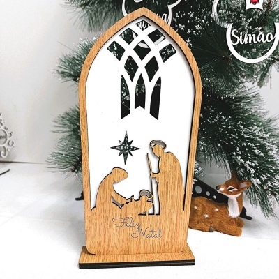 Adorno natalício em madeira da Sagrada Família com a inscrição Feliz Natal
