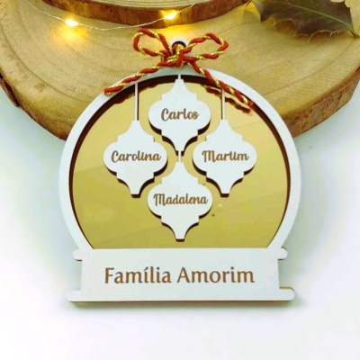 Ornamento de madeira decorativo com nomes de família