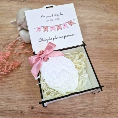 Caixa de lembrança com sabonete branco e laço cor de rosa para batizado