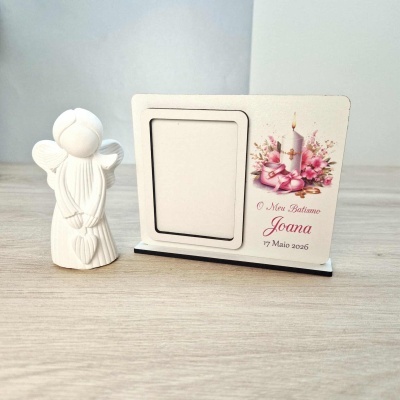 Figura decorativa de anjo branca e porta-retrato personalizado para batismo.