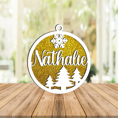 Enfeite de Natal redondo dourado com nome 'Nathalie' em branco e decoração de pinheiros e floco de neve