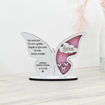 Peça decorativa borboleta branca e rosa com texto de primeira comunhão e nome Lara em fundo branco
