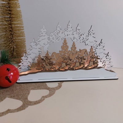 Decoração de Natal metálica com árvores e aldeia em branco e cobre, sino vermelho e ornamento dourado