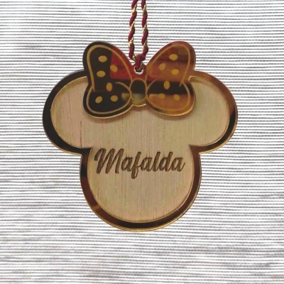 Enfeite acrílico cabeça de rato com laço castanho e dourado e nome 'Mafalda' grabado
