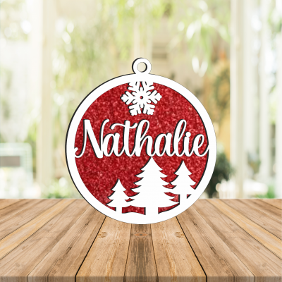 Enfeite de Natal vermelho glitter com nome Nathalie e árvores brancas