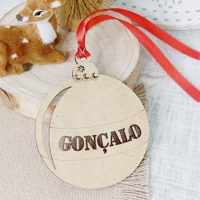Ornamento de madeira redondo com nome Gonçalo e fita vermelha para pendurar
