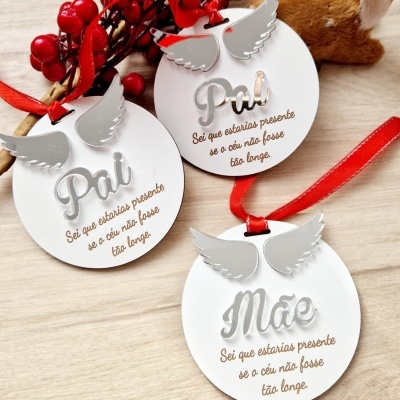 Enfeite arvore natal bola com asas e nome acrílico