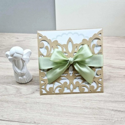 Convite decorativo com fita verde e estatueta de anjo branco