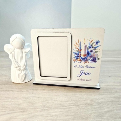 Porta-fotos branco com figura de anjo e texto de batismo em madeira