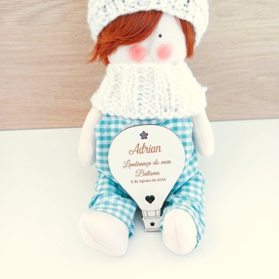 Boneco de pano vestido azul e branco com balão personalizado para batismo