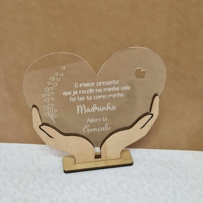 Coração de Acrílico Personalizado: Uma Homenagem Especial à Madrinha