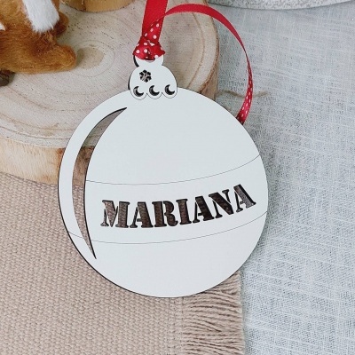 Etiqueta branca em forma de bola de Natal com o nome 'MARIANA'