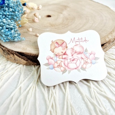 Cartão decorativo com bebé e flores, nome Matilde, sobre base de madeira e flores secas azuis