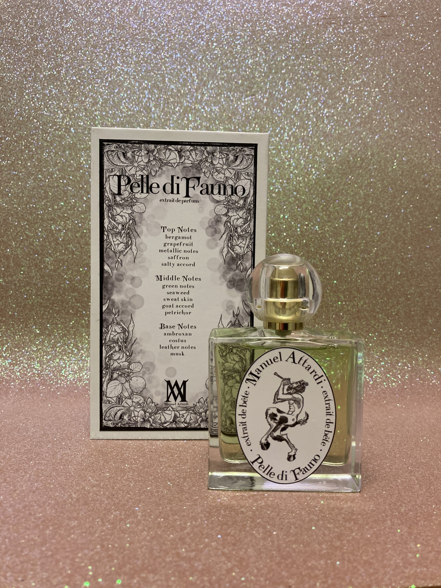 PELLE DI FAUNO - extrait de bête - 50 ml Frasco e embalagem de perfume Pelle di Fauno com design floral e rótulo com fauno