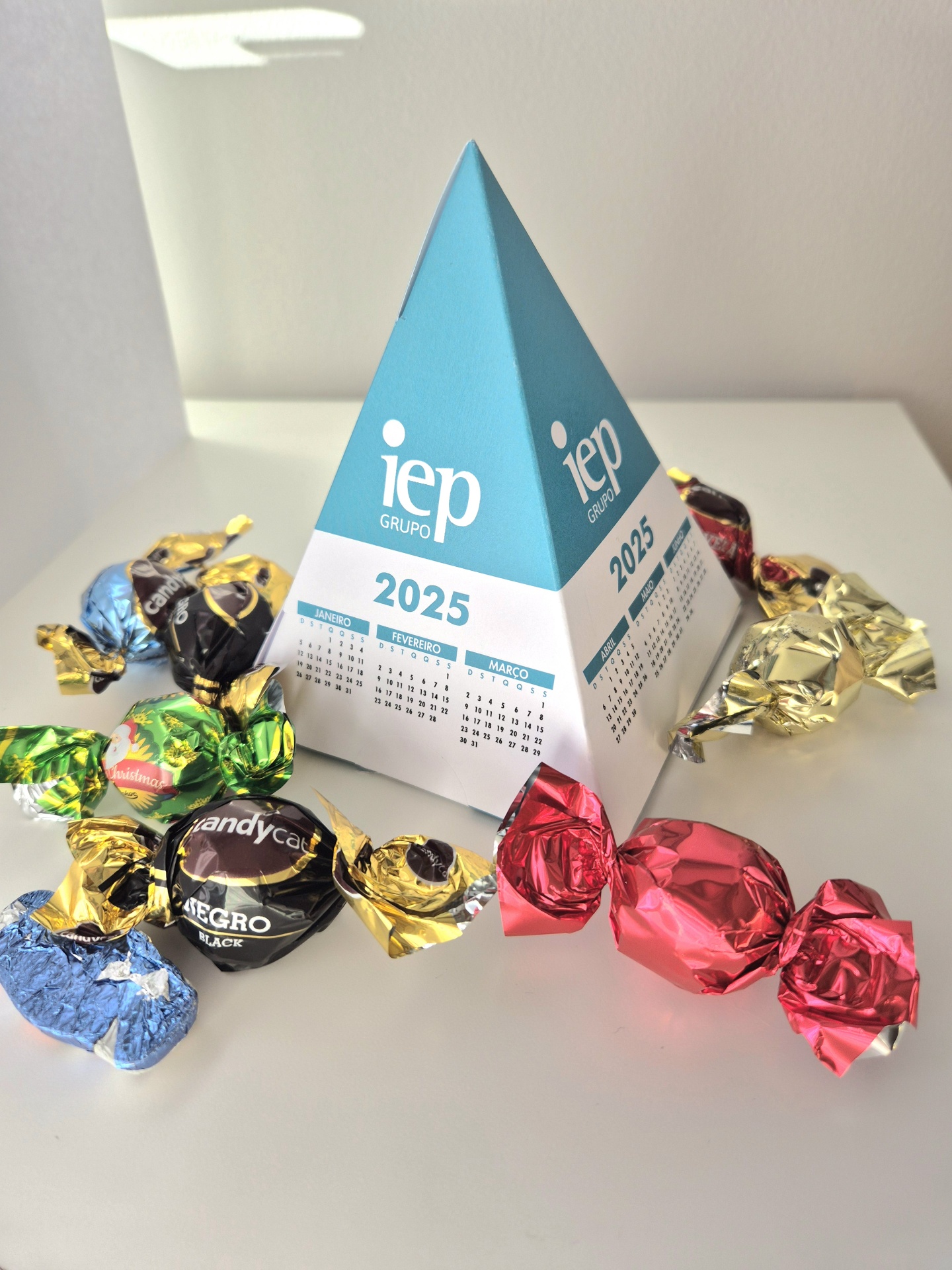 Calendário Pirâmide 2025 com Chocolates: O Brinde Perfeito para Empresas Calendário Pirâmide 2025 com Chocolates: O Brinde Perfeito para Empresas