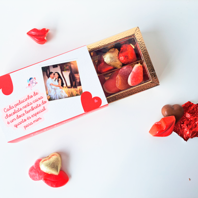 Caixa&#x20;Amor&#x20;Doce&#x3A;&#x20;Harmonia&#x20;de&#x20;Cora&#x00E7;&#x00F5;es,&#x20;com&#x20;12&#x20;Bombons&#x20;-&#x20;6&#x20;de&#x20;Chocolate&#x20;de&#x20;Leite&#x20;e&#x20;Caramelo&#x20;e&#x20;6&#x20;Gomas