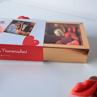 Caixa&#x20;Amor&#x20;Doce&#x3A;&#x20;Harmonia&#x20;de&#x20;Cora&#x00E7;&#x00F5;es,&#x20;com&#x20;12&#x20;Bombons&#x20;-&#x20;6&#x20;de&#x20;Chocolate&#x20;de&#x20;Leite&#x20;e&#x20;Caramelo&#x20;e&#x20;6&#x20;Gomas