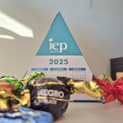 Calend&#x00E1;rio&#x20;Pir&#x00E2;mide&#x20;Personalizado&#x20;com&#x20;Chocolates&#x20;-&#x20;M&#x00ED;nimo&#x20;50&#x20;Unidades