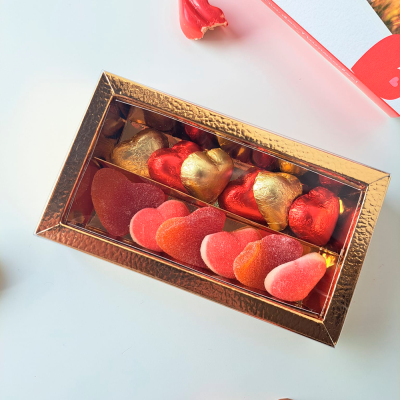 Caixa&#x20;Amor&#x20;Doce&#x3A;&#x20;Harmonia&#x20;de&#x20;Cora&#x00E7;&#x00F5;es,&#x20;com&#x20;12&#x20;Bombons&#x20;-&#x20;6&#x20;de&#x20;Chocolate&#x20;de&#x20;Leite&#x20;e&#x20;Caramelo&#x20;e&#x20;6&#x20;Gomas