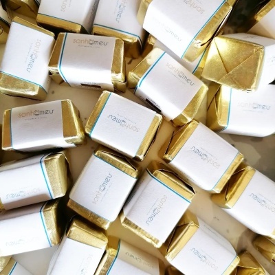 Bombons&#x20;Dourados&#x20;Retangulares&#x20;com&#x20;logotipo&#x20;da&#x20;empresa