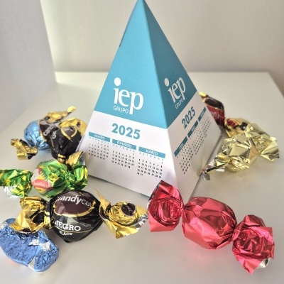 Calend&#x00E1;rio&#x20;Pir&#x00E2;mide&#x20;Personalizado&#x20;com&#x20;Chocolates&#x20;-&#x20;M&#x00ED;nimo&#x20;50&#x20;Unidades