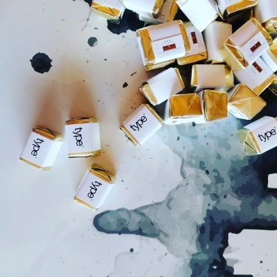 Bombons&#x20;Dourados&#x20;Retangulares&#x20;com&#x20;logotipo&#x20;da&#x20;empresa