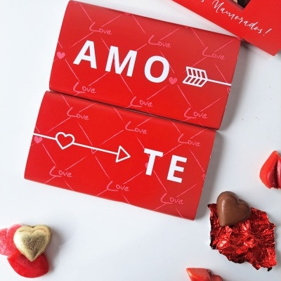 Duo&#x20;Delicioso&#x3A;&#x20;2&#x20;Tabletes&#x20;de&#x20;Chocolate&#x20;que&#x20;formam&#x20;a&#x20;palavra&#x20;AMO-TE&#x20;e&#x20;personaliz&#x00E1;vel