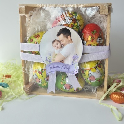Caixa&#x20;de&#x20;Chocolates&#x20;Personalizada&#x20;para&#x20;P&#x00E1;scoa&#x20;&#x2013;&#x20;Com&#x20;Foto&#x20;dos&#x20;Padrinhos&#x20;ou&#x20;Madrinhas