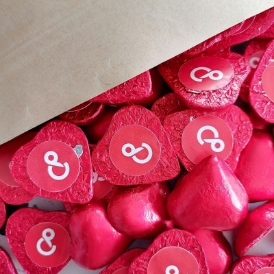 Bombons&#x20;de&#x20;Chocolate&#x20;em&#x20;Formato&#x20;de&#x20;Cora&#x00E7;&#x00E3;o&#x20;com&#x20;Personaliza&#x00E7;&#x00E3;o&#x20;para&#x20;Empresas&#x20;e&#x20;Eventos&#x20;Especiais