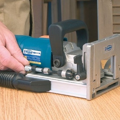 Máquina de acabamento madeira azul e metal com mão segurando