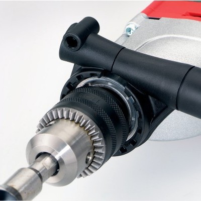 Broca elétrica metálica com partes plásticas vermelhas e pretas