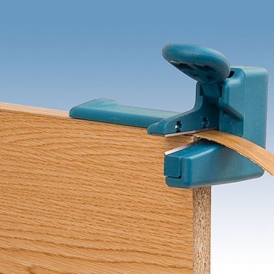 Aparelho azul a dobrar borda de madeira fina curva