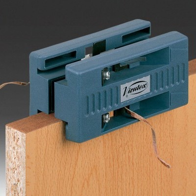 Máquina de plastificação azul sobre chapa de madeira clara