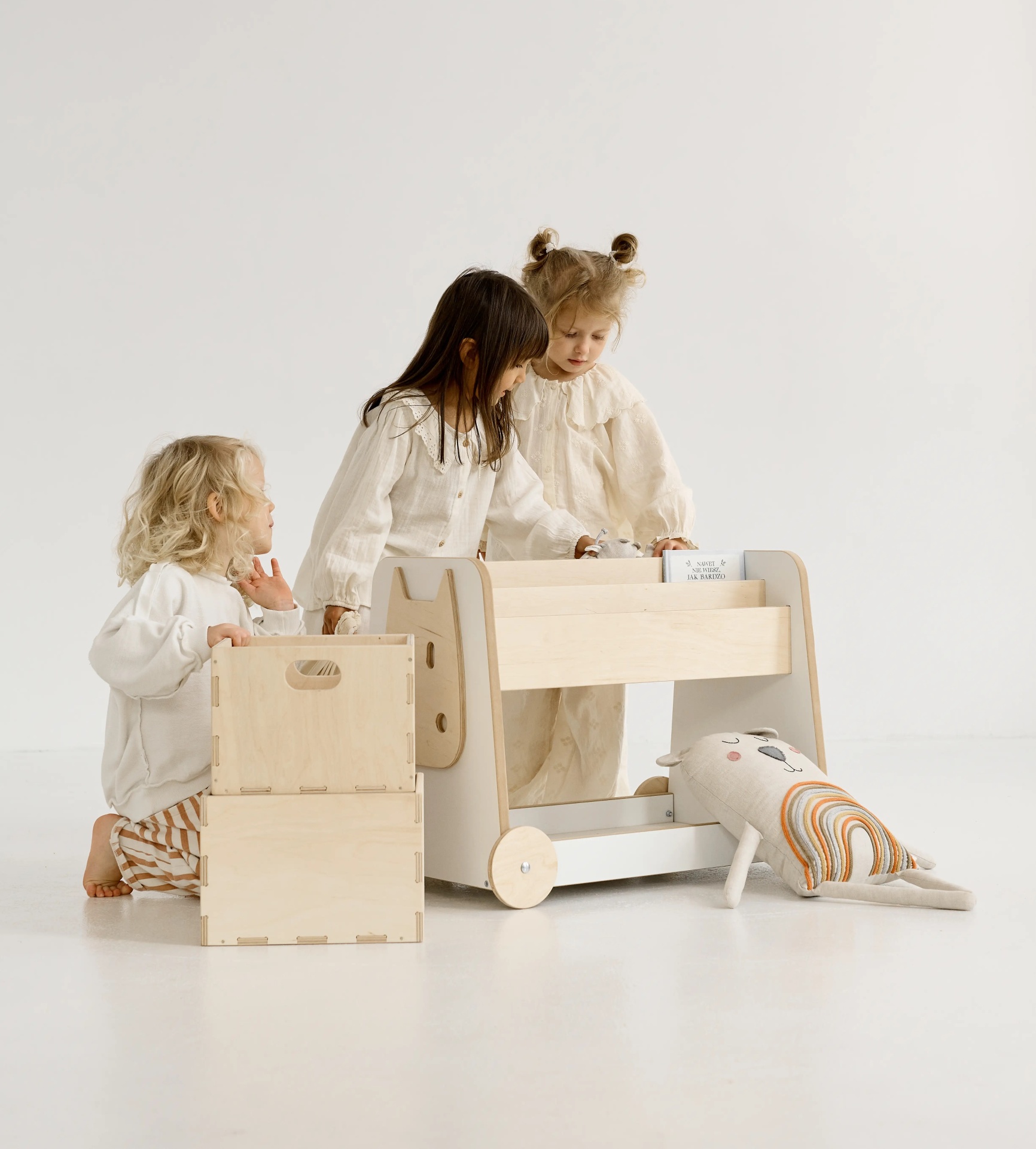 Estante de Madeira Sobre Rodas Estante de Madeira Sobre Rodas