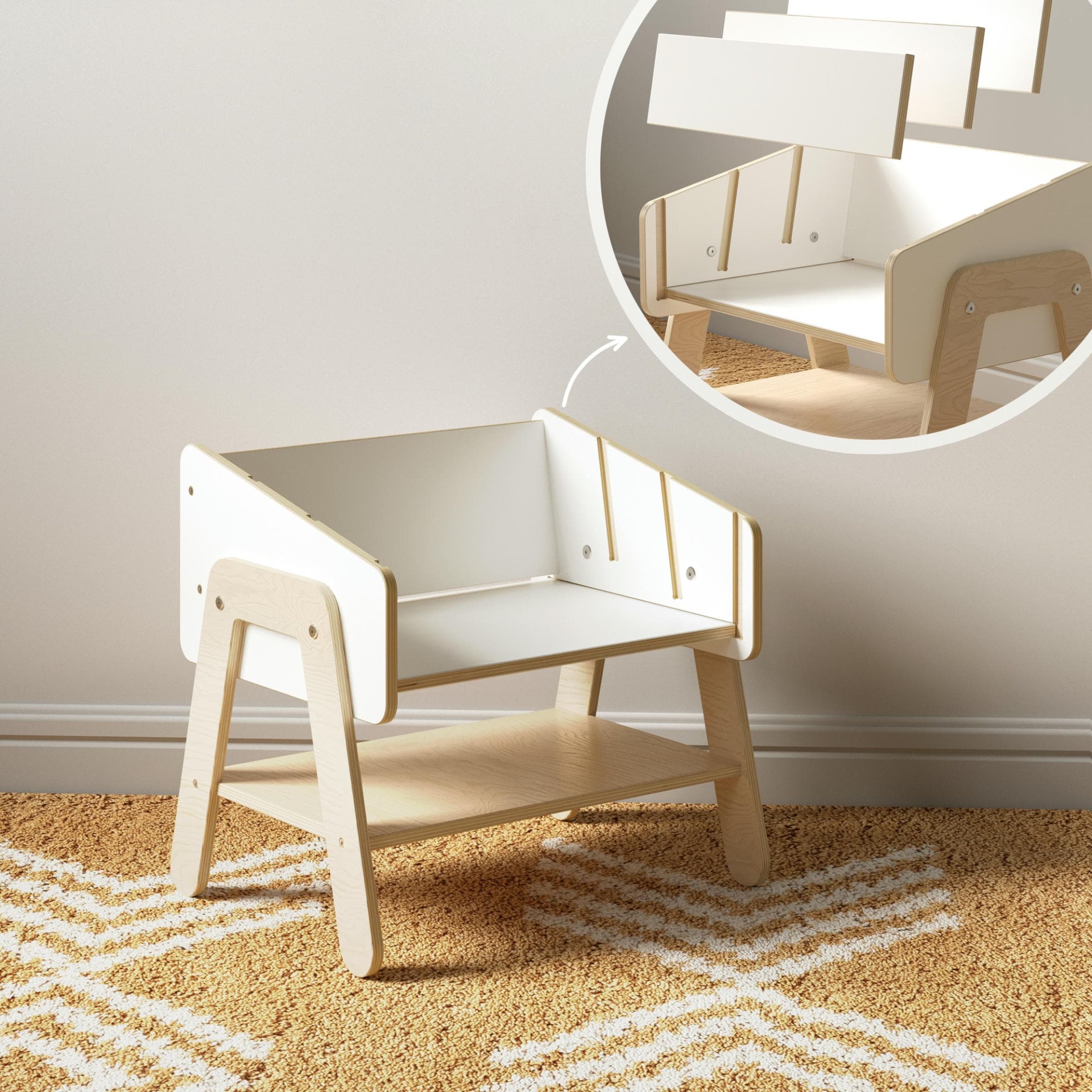 Estante/Cadeira Multifuncional LILU – Móvel 2 em 1 para Crianças Cama de bebé com estrutura em madeira clara e laterais brancas numa divisão com tapete bege e parede cinza.